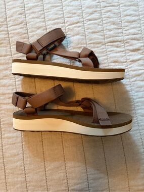 Teva Brown and White Platform Sandals EUC 8